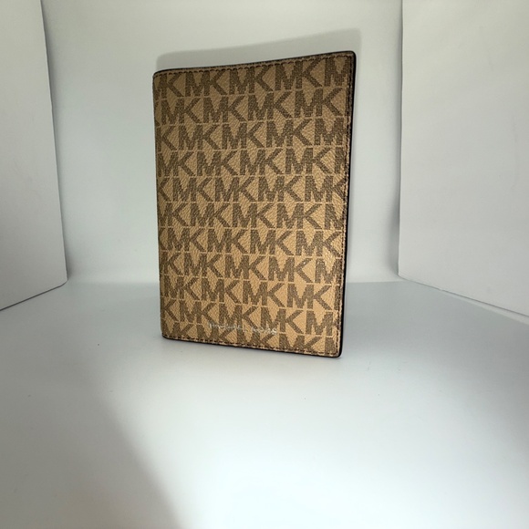 MICHAEL KORS MONOGRAM WALLET! - Picture 10 of 16